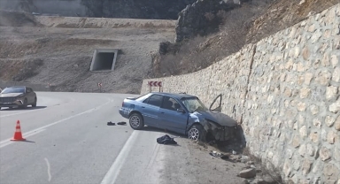 Çorum'da istinat duvarına çarpan otomobildeki 3 kişi yaralandı
