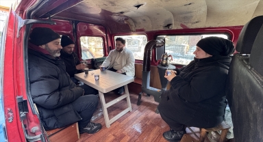Diyaliz hastası eşi için pelet sobası kurduğu minibüs, esnafın sohbet durağı oldu