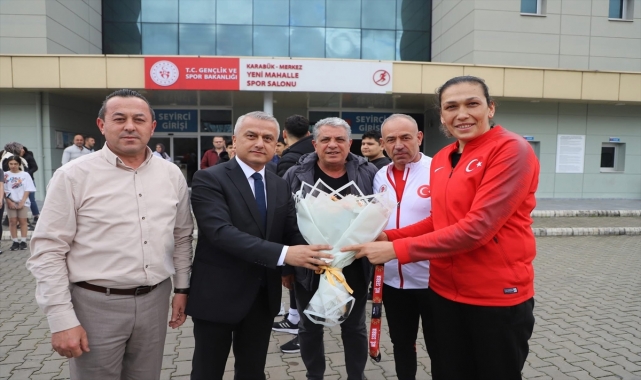 Dünya üçüncüsü milli boksör Elif Güneri, Karabük'te coşkuyla karşılandı