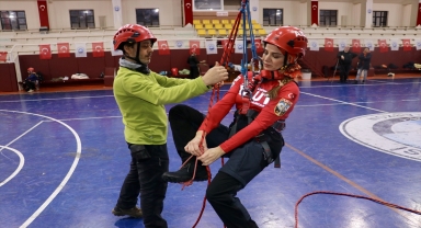 Kadın avukat, afetzedelere yardım edebilmek amacıyla arama kurtarma gönüllüsü oldu