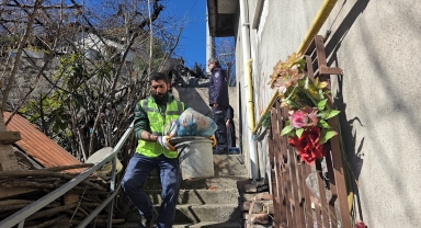 Karabük'te ev ve bahçeden 1 kamyon çöp toplandı