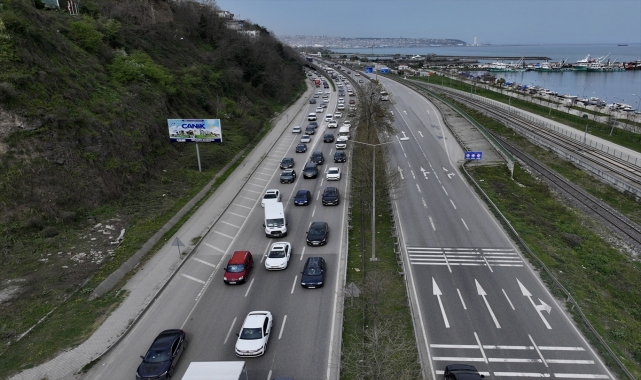 Karadeniz sahil yolunda bayram yoğunluğu yaşanıyor