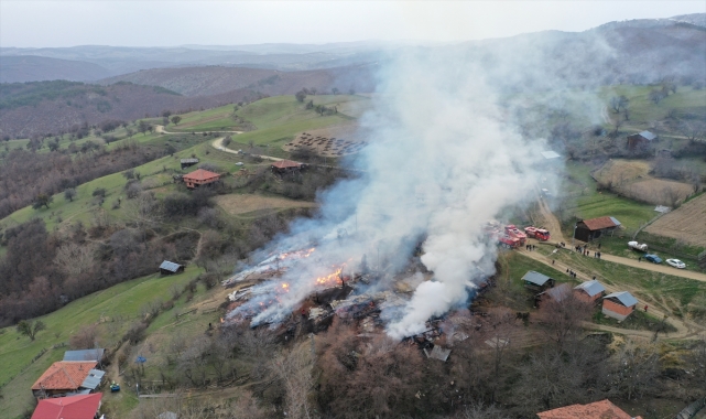 Kastamonu'da çıkan yangında 3 ev, 6 ahır ve 9 samanlık zarar gördü
