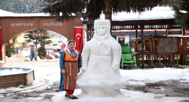 Kastamonulu esnaf yöre kadınının kardan heykelini yaptı