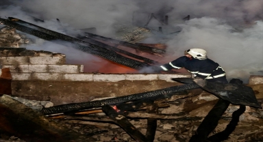 Merzifon’da müstakil evin odunluğunda çıkan yangın söndürüldü