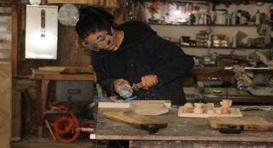 Muhasebeciliği bırakıp çocukluk hayali ahşap sanatına yöneldi