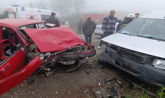 Ordu'da iki otomobil çarpıştı, 6 kişi yaralandı