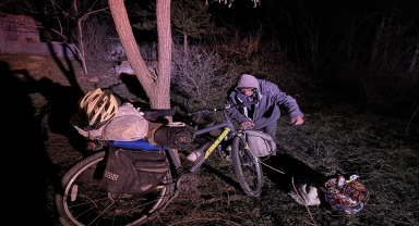 Samsun'da polis ekipleri çadırda kalan kişiyi otele yerleştirdi