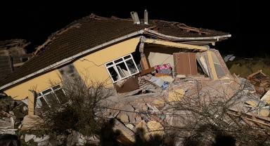 Sinop'ta 3 evin yıkıldığı heyelanda 2 kişi yaralı olarak kurtarıldı