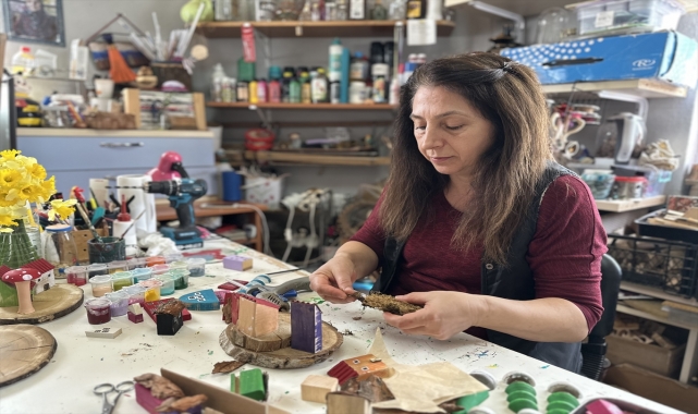 Tarih öğretmeni atık malzemelerle minyatür obje ve hediyelik eşyalar üretiyor