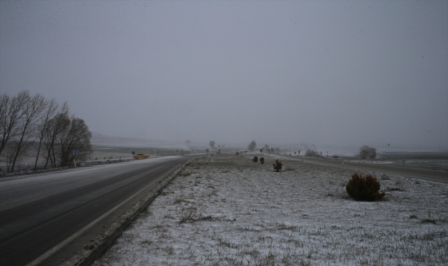 Tokat-Sivas kara yolunda kar ve tipi etkili oluyor