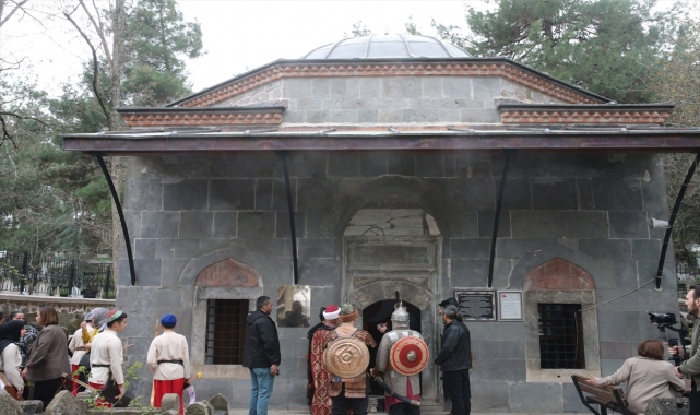 Tokat'ta Danişment Melik Ahmet Gazi Türbesi'nin puşidesi değiştirildi