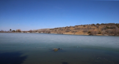 Tokat'taki İhsaniye Göleti'nin yüzeyi buz tuttu
