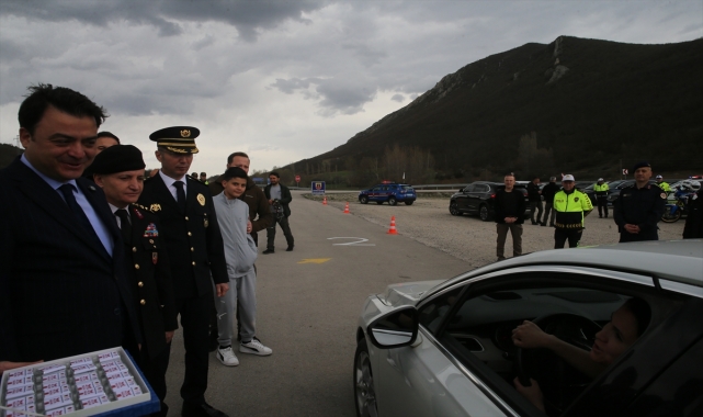 Tokat Valisi Köklü, Tokat-Niksar kara yolunda trafik denetimine katıldı