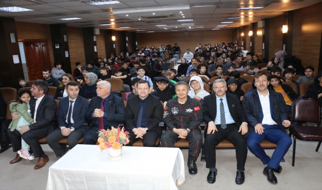 Türkiye'nin ilk astronotu Alper Gezeravcı, Of'ta öğrencilerle buluştu