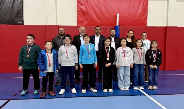 Ayancık’ta masa tenisi ve atletizm yarışmaları düzenlendi