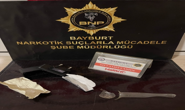 Bayburt'ta şarj aleti adaptörü içine gizlenmiş uyuşturucu ele geçirildi
