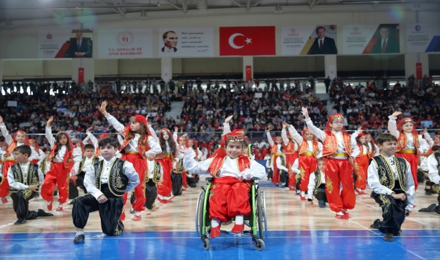 Bedensel engelli Selenay, tekerlekli sandalyesiyle bayram gösterisine katıldı