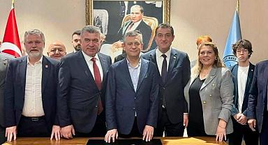 CHP LİDERİ ÖZEL' İ, MİLLETVEKİLLERİ  GEZMİŞ VE  TORUN  İLE  BAŞKANLAR KÖSE VE SIBIÇ UĞURLADI