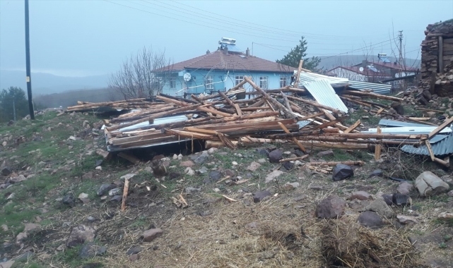 Gümüşhane'de etkili olan fırtınada 20 evin çatısı zarar gördü