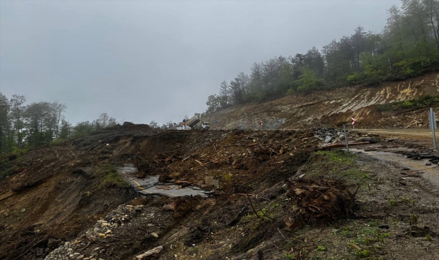 Heyelan nedeniyle kapanan Kastamonu-Çatalzeytin kara yolunda çalışmalar sürüyor