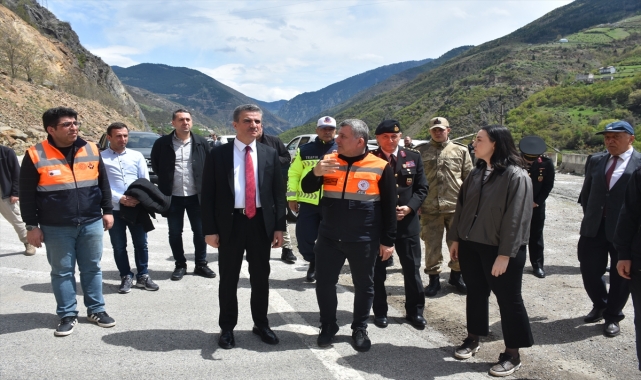 Heyelan nedeniyle ulaşıma kapanan Gümüşhane-Giresun kara yolunda çalışmalar başladı