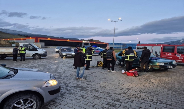 Karabük'te kamyonetle çarpışan otomobilde bir kişi yaralandı