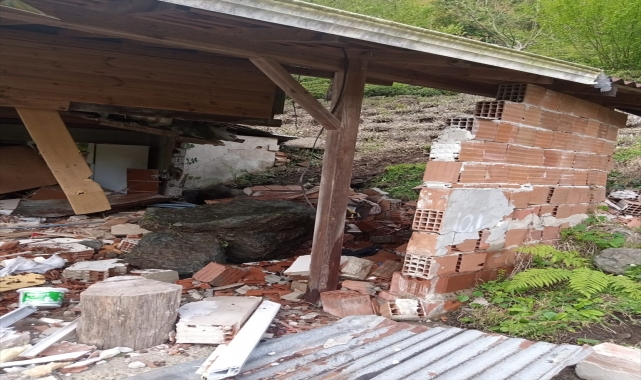 Rize'de meydana gelen heyelanda bir ev zarar gördü