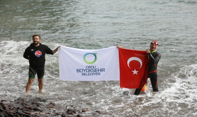 19 Mayıs'ı Karadeniz'in serin sularında kulaç atarak kutladı