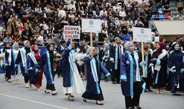 Bayburt Üniversitesi öğrencileri mezuniyet töreninde Filistin'e destek verdi