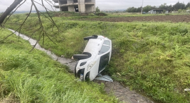 Bolu'da dereye devrilen otomobildeki 2 kişi yaralandı