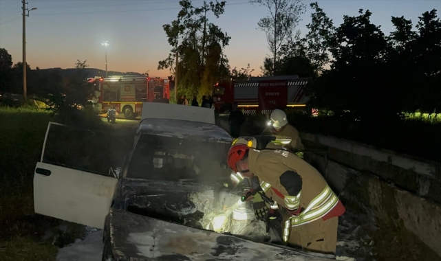 Düzce'de seyir halinde yanan otomobil kullanılamaz hale geldi