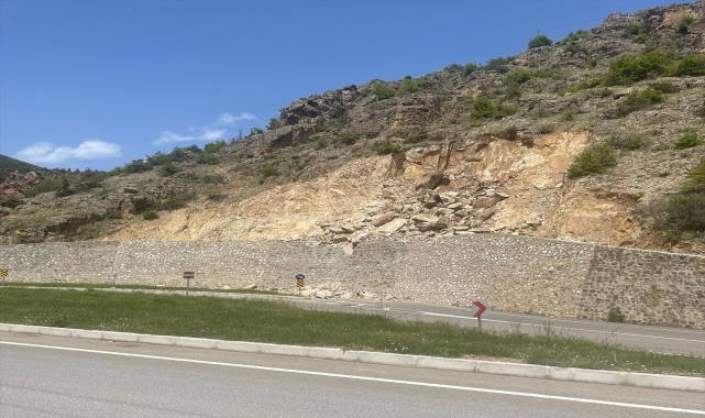 Gümüşhane'de heyelan nedeniyle mahalle yolu ulaşıma kapatıldı