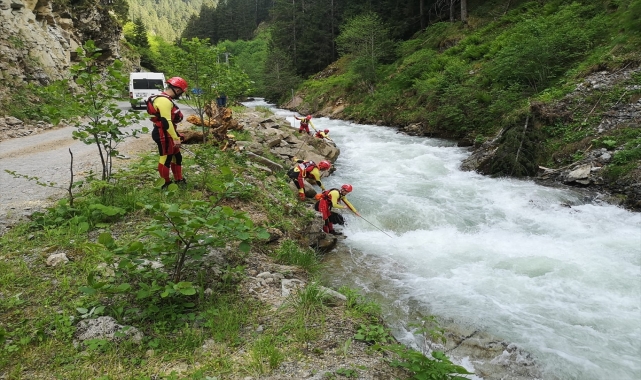 GÜNCELLEME- Trabzon'da dereye düşen 9 yaşındaki çocuğu arama çalışmaları devam ediyor