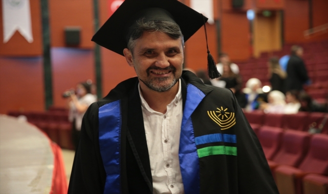 Okuma azmiyle 6 diploma sahibi oldu, eğitim serüveni bitmedi