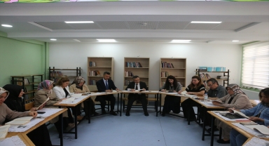 Tokat'ta öğretmenler ve anneler, kütüphanede birlikte kitap okuyor