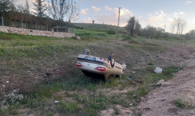 Tokat'ta şarampole devrilen otomobildeki 2 kişi yaralandı