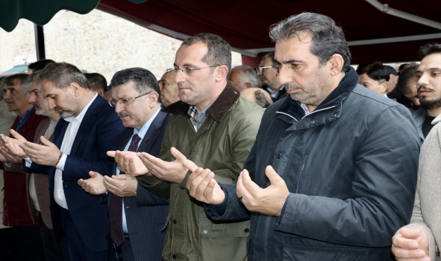 Trabzonspor'un eski teknik direktörü Sadi Tekelioğlu'nun vefat eden annesi toprağa verildi