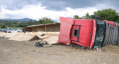 Amasya'da devrilen tırdaki 2 kişi yaralandı