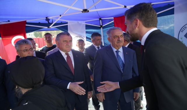 Gençlik ve Spor Bakanı Bak ile AK Parti Genel Başkan Yardımcısı Yazıcı, Rize'de vatandaşlarla bayramlaştı