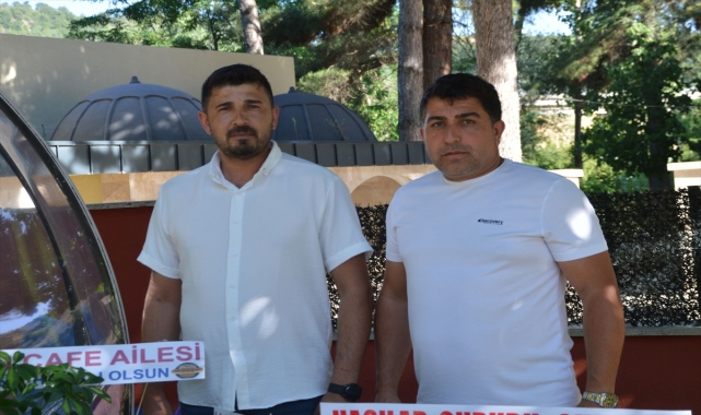 İş yeri açılışı için gönderilen çiçekleri ihtiyaç sahibi çocuklar yararına sattılar