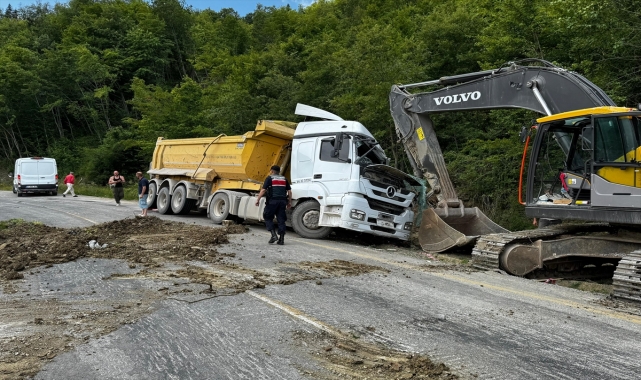 Kastamonu'da devrilen hafriyat kamyonunun sürücüsü hayatını kaybetti