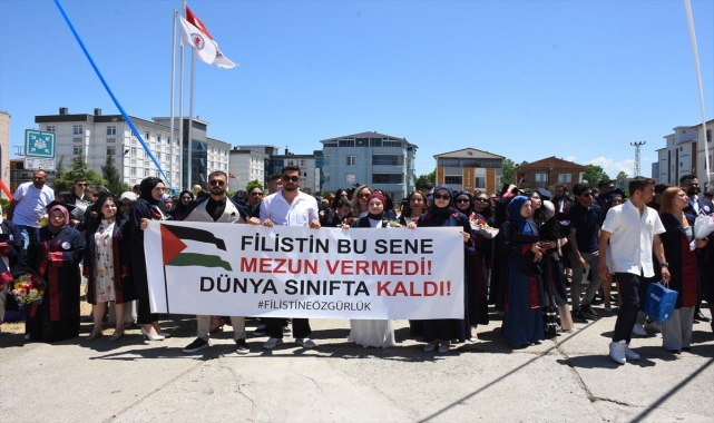 OMÜ İletişim Fakültesi mezuniyet töreninde öğrenciler Filistin'e destek pankartı açtı