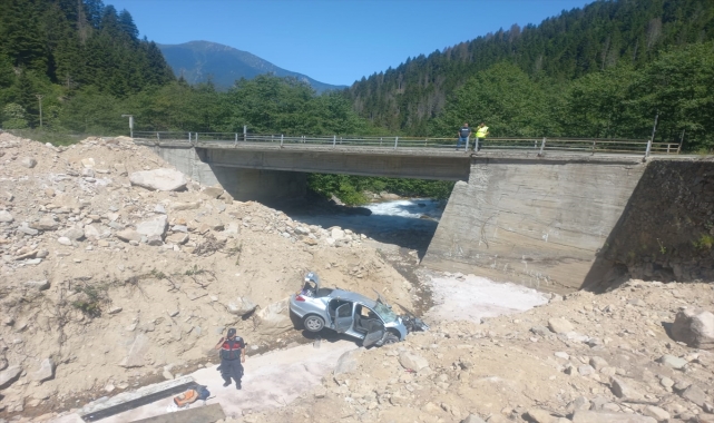 Rize'de dere yatağına devrilen otomobildeki 5 kişi yaralandı