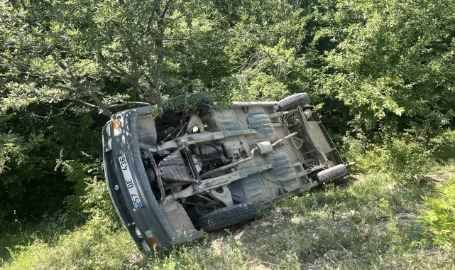 Sinop'ta ağaçlık alana devrilen otomobildeki karı koca yaralandı