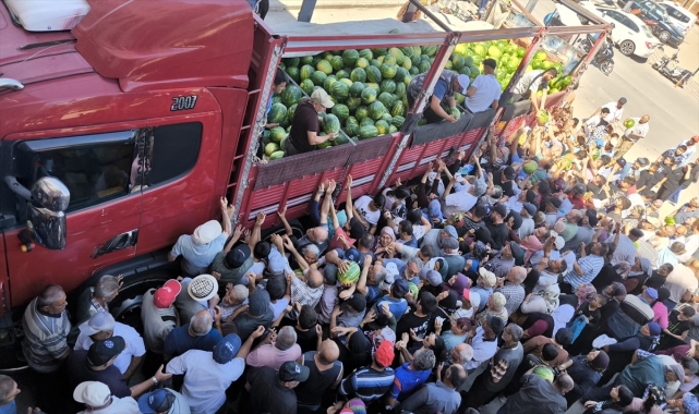 Tokat'ta bir üretici vatandaşlara tır dolusu karpuz dağıttı