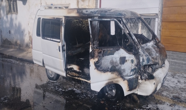 Zile ilçesinde minibüste çıkan yangın söndürüldü