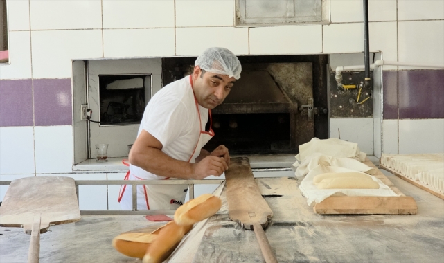 Amasya'da fırıncılar sıcak havada zorlu mesai yapıyor