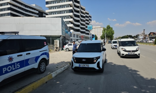 Çorum'da kurşunlanan iş yerinde kırılan cam üzerine düşen kişi yaralandı
