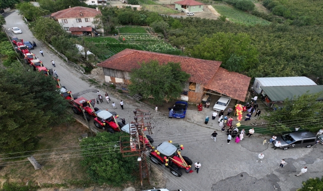 Düzce'de çiftçi ailenin sünnet aracı traktör oldu